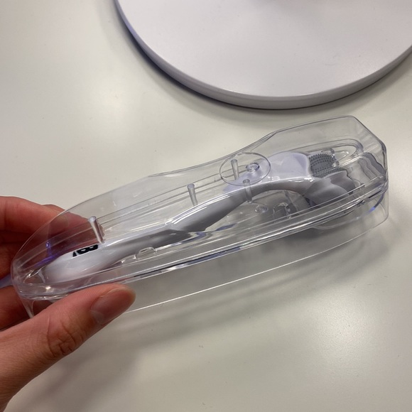 Microneedle Derma Facial Roller With Storage Case - Picture 4 of 8
